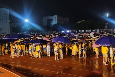 四川泸州市泸县发生6.0级地震，当地中学学生操场紧急避险